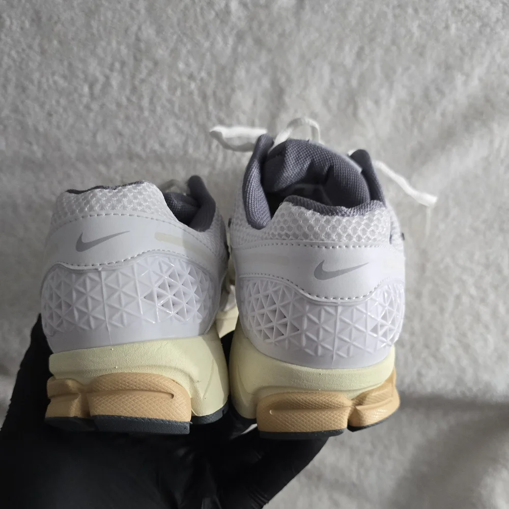 Nike Zoom Vomero 5 FJ2028-101 Men's Size 8.5/Women's Size 10 Summit White Shoes - Picture 5 of 5